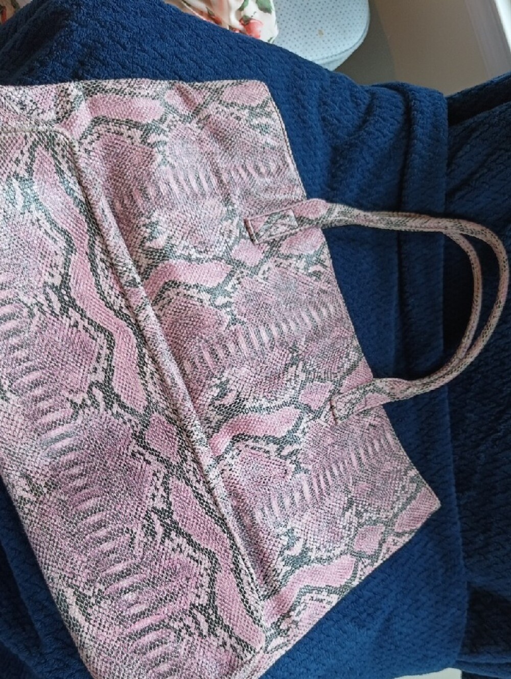 Lot Of 3 - Woven š¤/Gold Purse, B/W Leather Clutch, BCBG Pink/š¤ š-Skin Tote - Picture 12 of 15